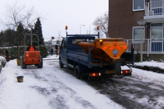 Gladheidsbestrijding-zout strooien-5